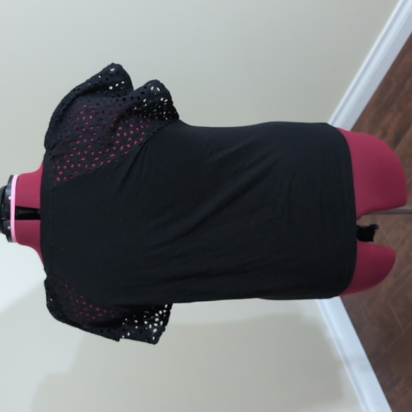 Jane Delancey| Black V-Neck T-shirt With Patterned Netted Sleeves Cotton - Picture 4 of 12